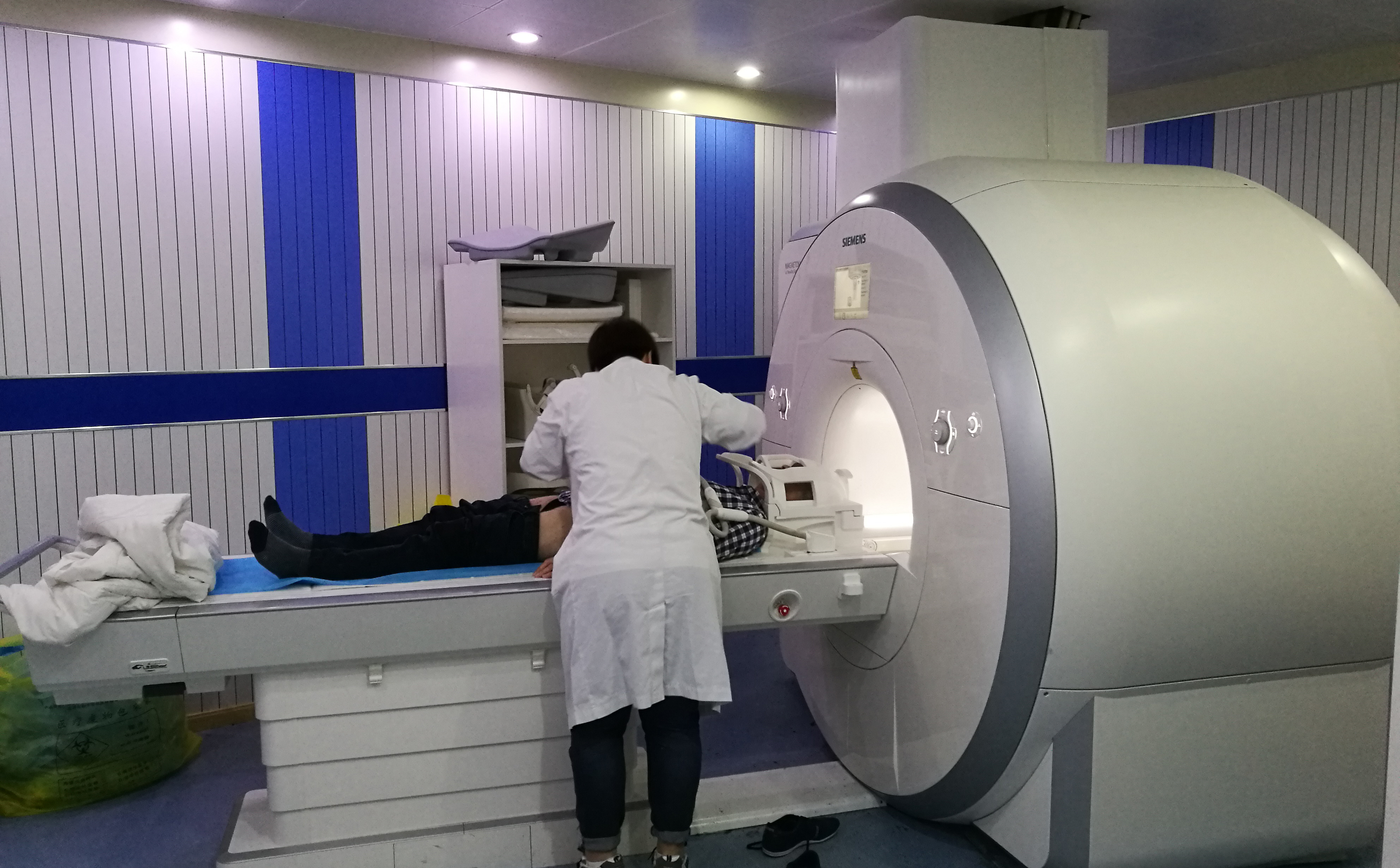 Sztuczna inteligencja skraca badania rezonansem magnetycznym nawet o połowę