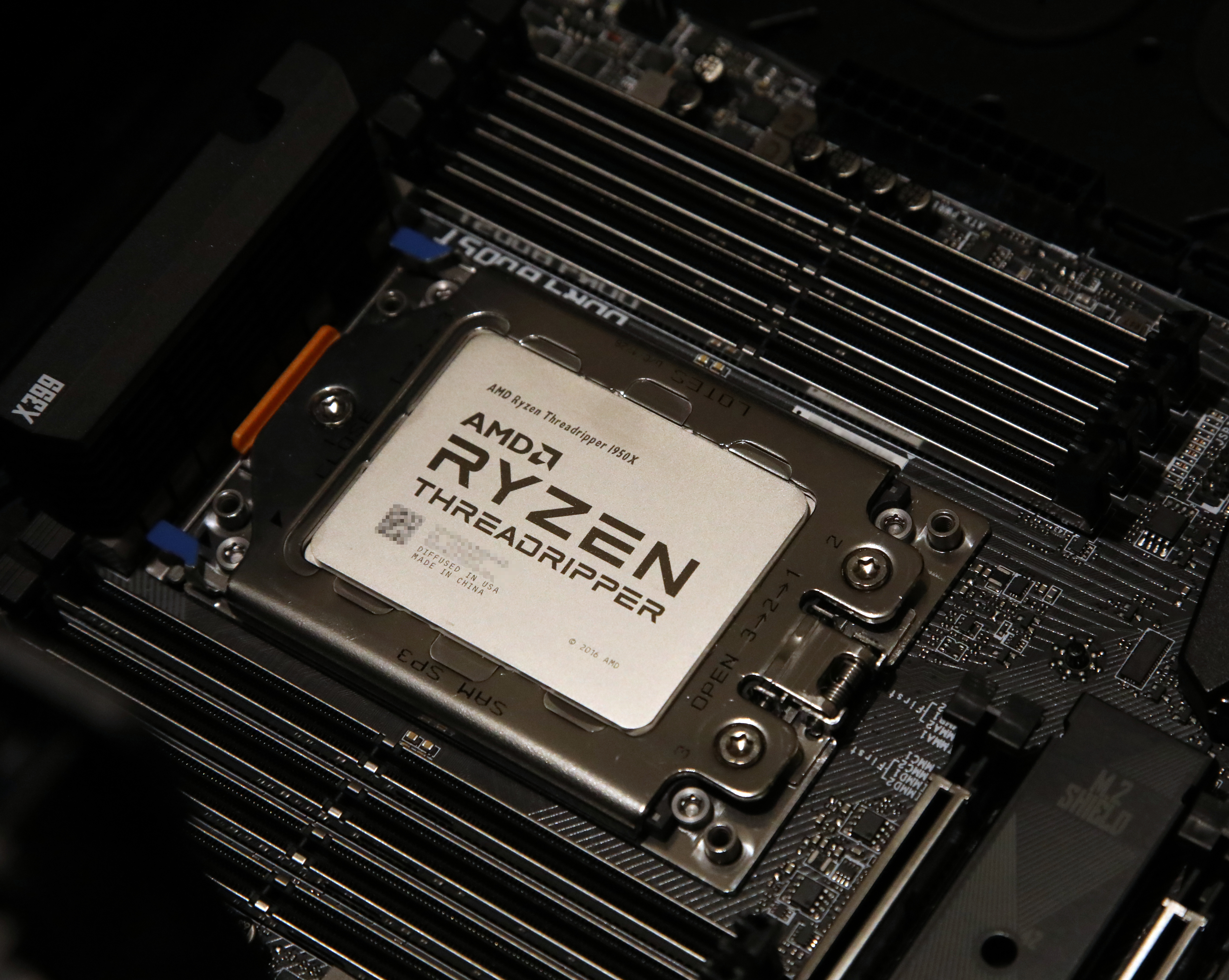 AMD pokazuje Threadripper Halo Station, stacjonarny "superkomputer" do AI za ponad 100 tysięcy euro