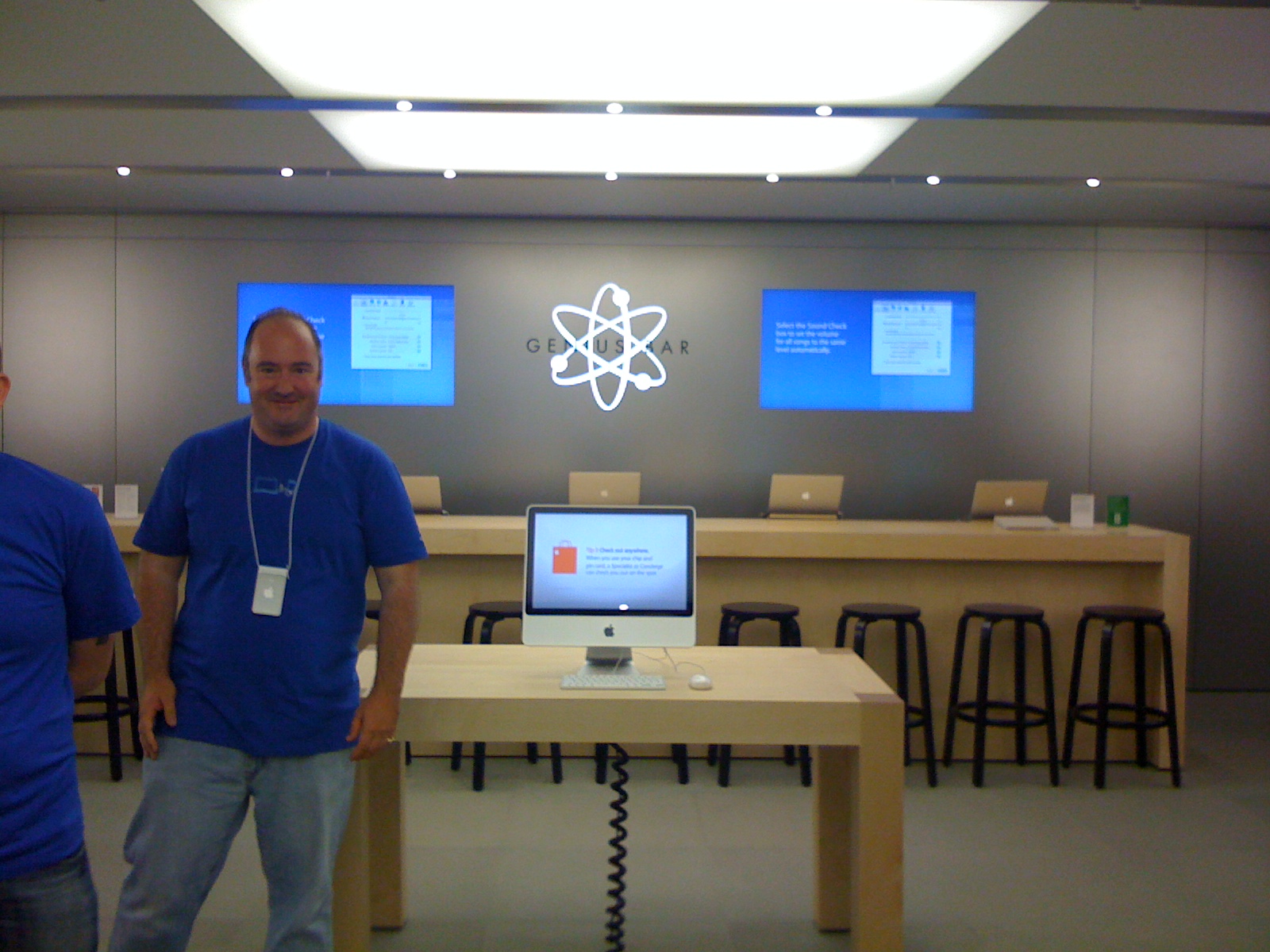 Apple Tests AI That Records and Summarizes Genius Bar Conversations