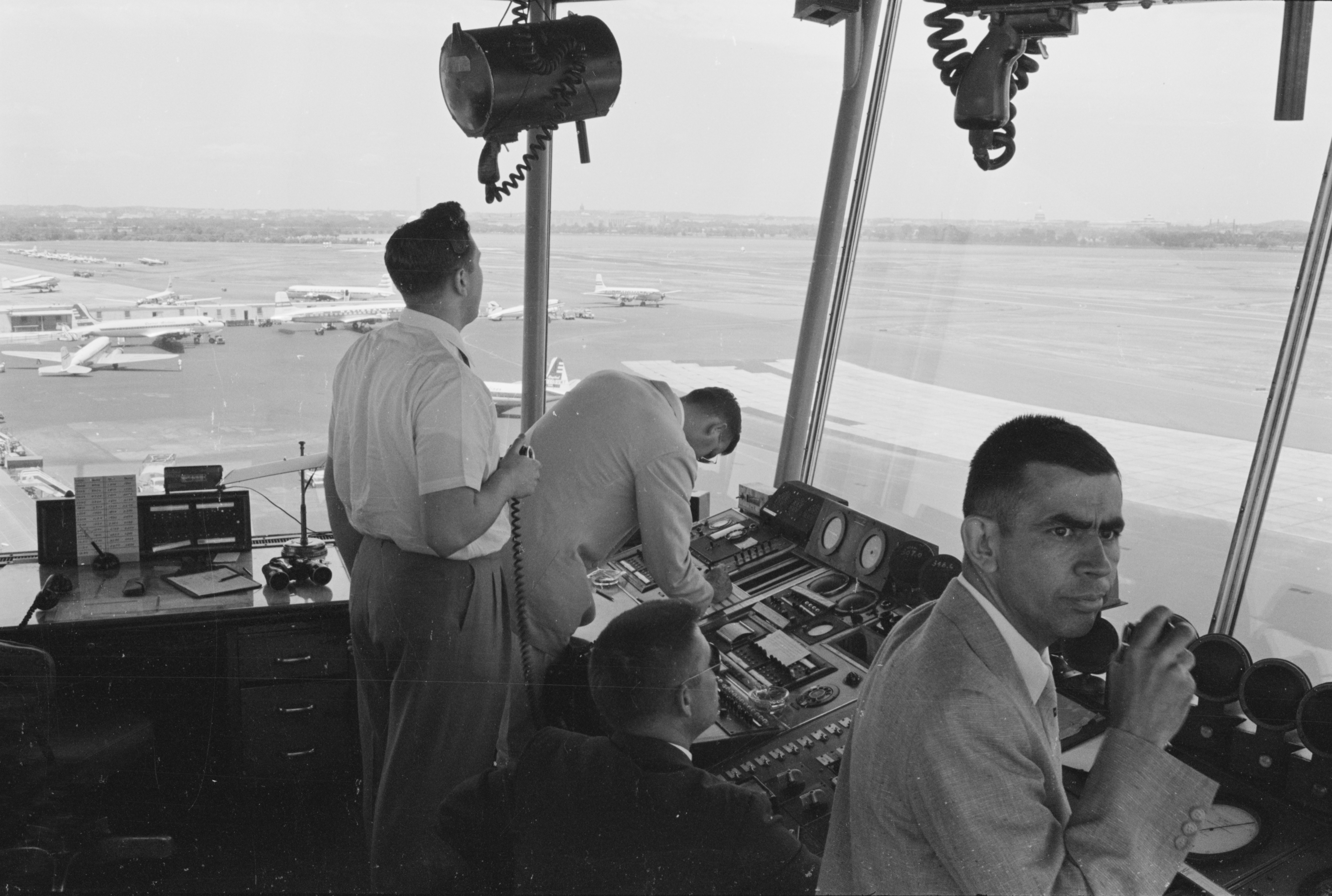 Lawmakers Urge FAA to Pause AI Air Traffic Tool Around Washington