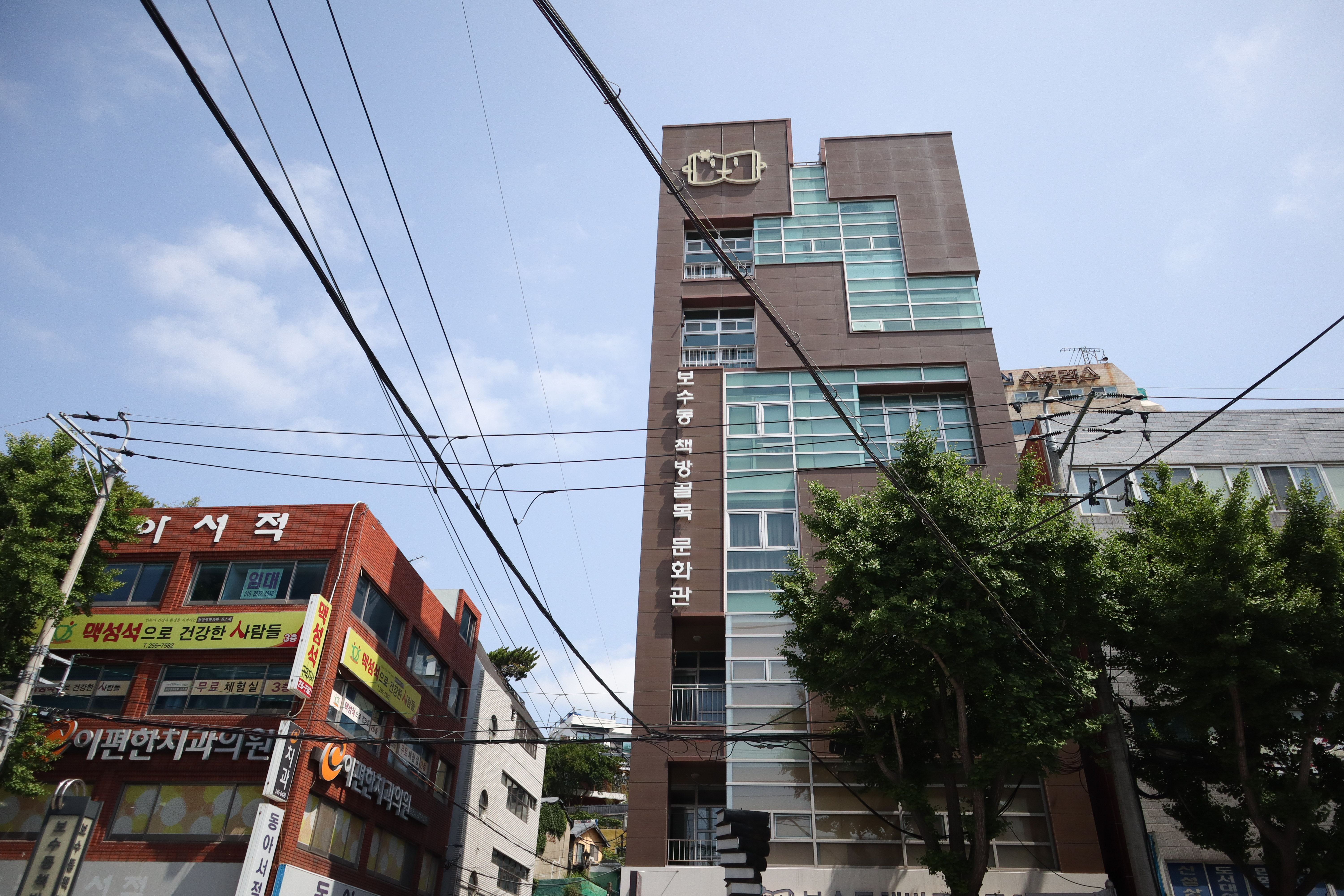 South Korea's Reading Rate Hits Record Low, Yet Young AI Users Keep Books Alive