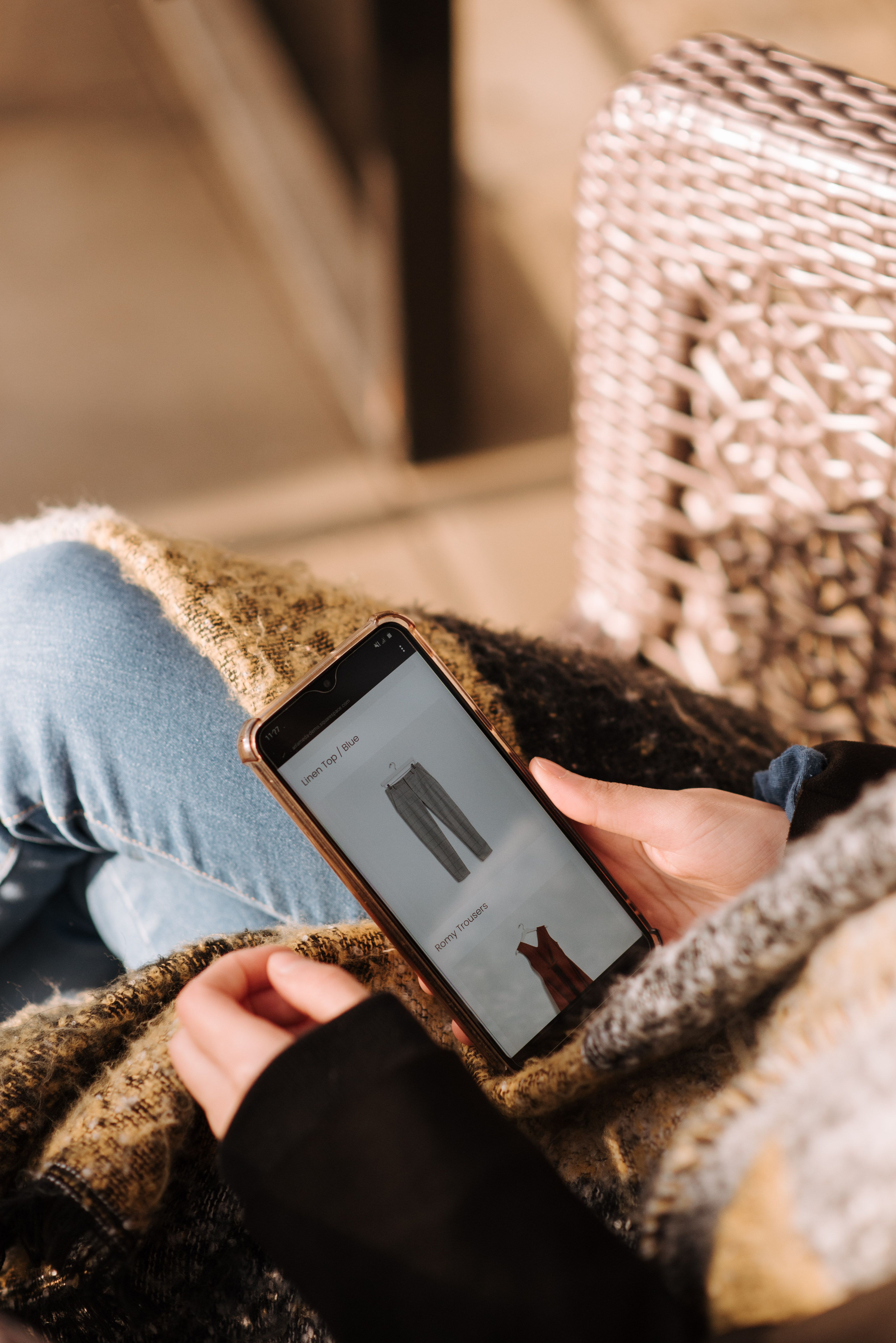 Poles Increasingly Ask AI for Shopping Advice, But Still Don't Fully Trust It