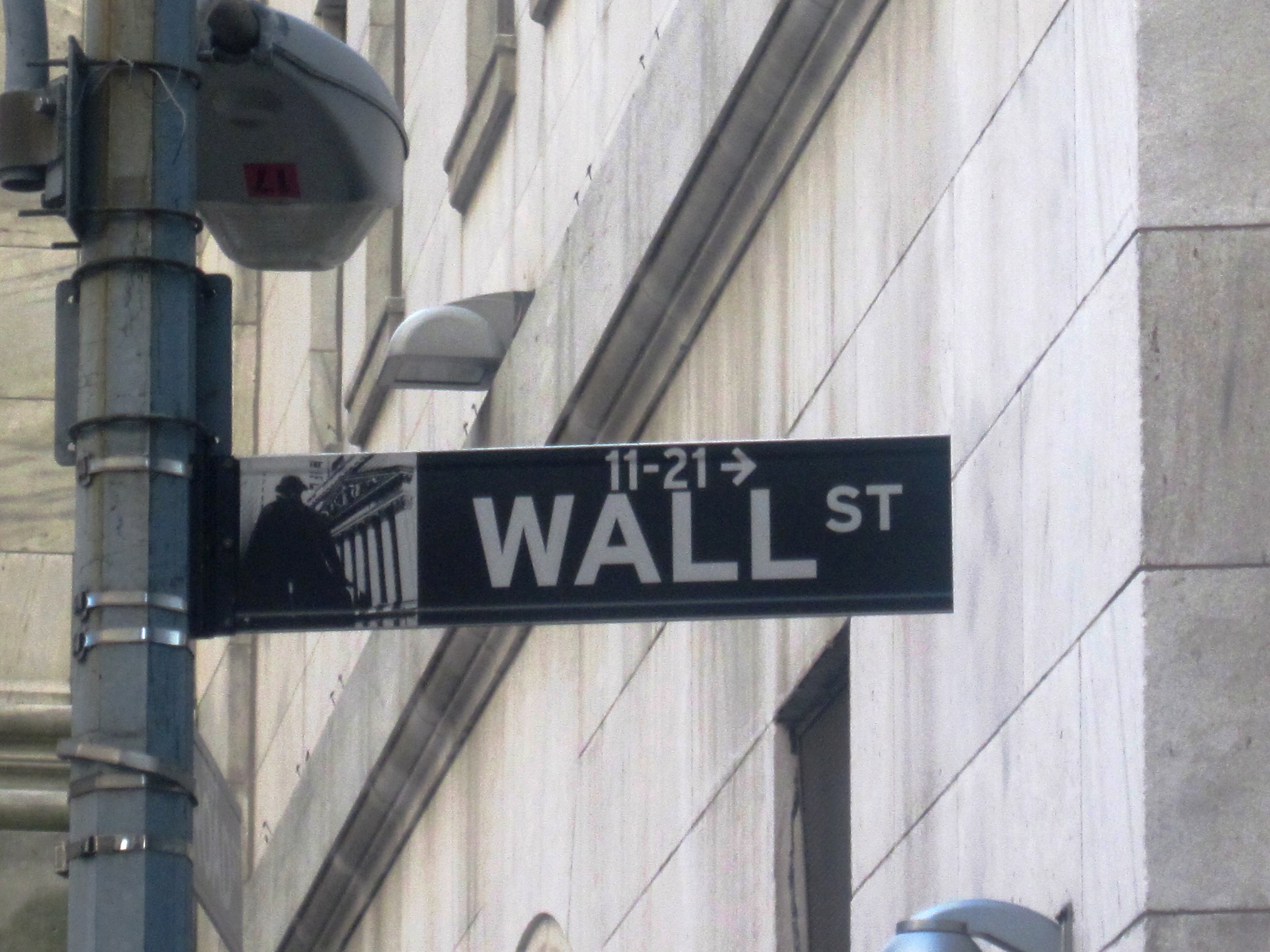 Wall Street Banks Give Advisors AI Agents That Execute Trades on Their Own